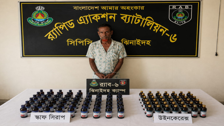 চুয়াডাঙ্গায় র‍্যাবের অভিযানে ১৩০ বোতল মাদকসহ আটক ১...