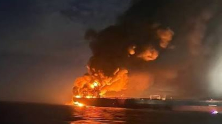 যুক্তরাষ্ট্রের হামলায় হরমুজে তেলের ট্যাংকারে আগুন...