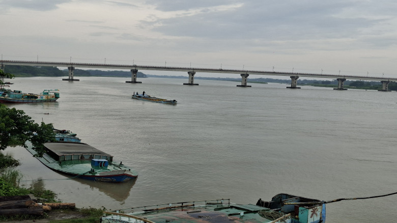 অভিযানের পরও থামছে না আড়িয়াল খাঁ নদের অবৈধ বালু ...