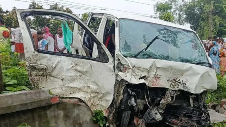 নীলফামারীতে বরযাত্রীবাহী মাইক্রোবাস নিয়ন্ত্রণ হারি...