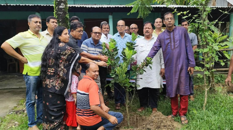 মোহনগঞ্জে মন্দির ও মহাশ্মশানঘাটে সপ্তাহব্যাপী বৃক্...
