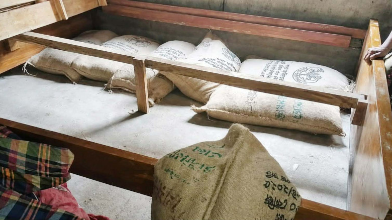 লালমোহনে খাটের নিচ থেকে ৩৪ বস্তা চাল উদ্ধার...