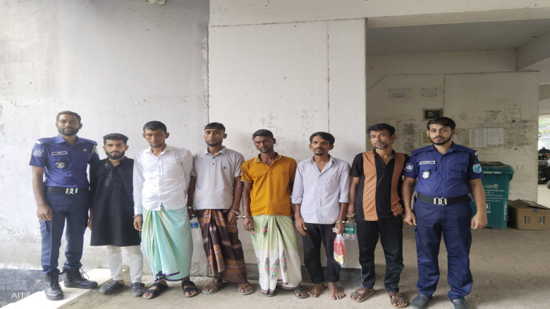 ভোলার দৌলতখান উপজেলায়  মাদকবিরোধী অভিযানে গ্রেপ্তা...
