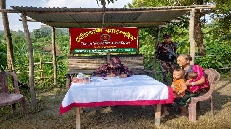 বন্যাদুর্গতদের পাশে ৫৭ বিজিবি: ত্রাণের সঙ্গে বিনাম...