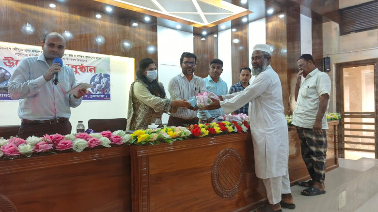 জীবননগরে তুলা আবাদ বৃদ্ধির লক্ষ্যে কৃষকদের মাঝে উপ...