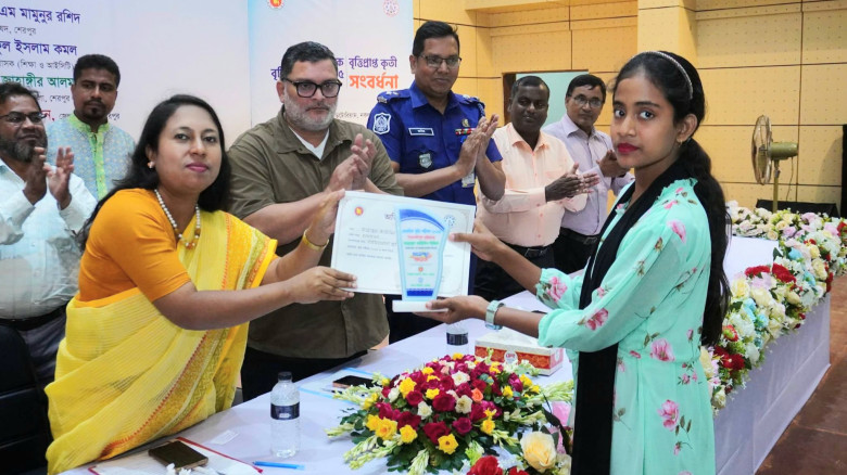 নকলায় বৃত্তিপ্রাপ্ত শিক্ষার্থীদের সম্মাননা, শিক্ষা...