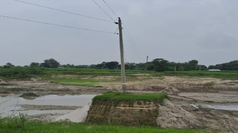 ইটভাটার মাটি কাটায় ঝুঁকিতে বৈদ্যুতিক খুঁটি, বিপদে ...