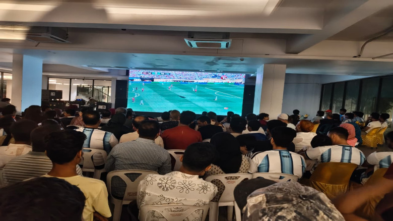 রূপায়ণ সিটিতে বিশ্বকাপের রোমাঞ্চ, একসঙ্গে উচ্ছ্বাস...