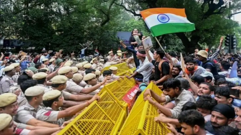 দিল্লিতে দফায় দফায় সংঘর্ষে ১১৮ পুলিশ আহত...