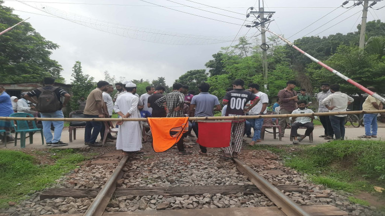 রসিদ ছাড়াই টাকা আদায়ের প্রতিবাদ করায় রাবি শিক্ষার্...