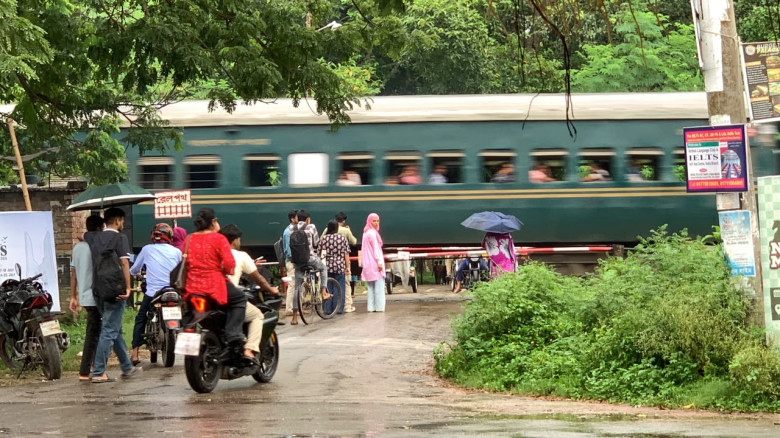 ৮ ঘণ্টা পর স্বাভাবিক হলো রাজশাহীর রেল যোগাযোগ...