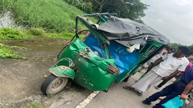 সিংগাইরে ট্রাক-সিএনজি মুখোমুখি সংঘর্ষ, চালকসহ দু'জ...
