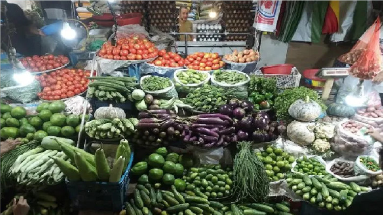 টানা বৃষ্টিতে সবজির দামে আগুন...