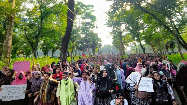 হলের গণ্ডি পেরিয়ে রাজপথে: জুলাই আন্দোলনে রাবির নার...