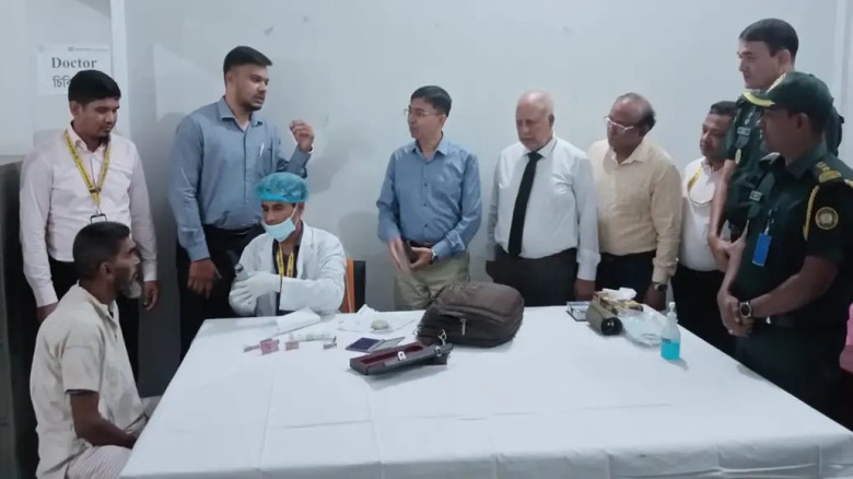 নীলফামারীতে কারাবন্দীদের বিনামূল্যে চোখের ছানি অপা...