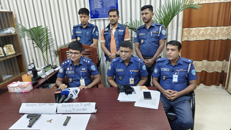 দাউদকান্দিতে বিদেশি পিস্তল, ম্যাগাজিন ও গুলিসহ গ্র...