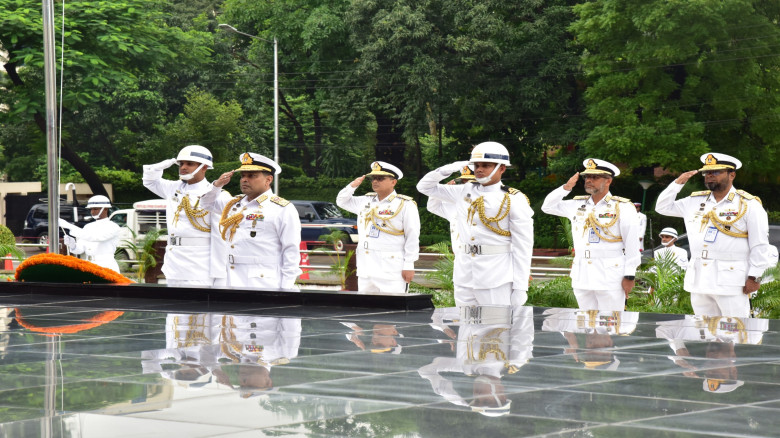 শিখা অনির্বাণে শ্রদ্ধা নিবেদন করলেন নৌবাহিনী প্রধা...