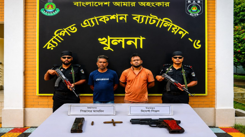খুলনায় বিদেশি পিস্তল-গুলিসহ দুর্ধর্ষ সন্ত্রাসী নাদ...