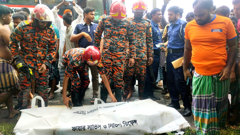 পাকুন্দিয়ায় বাসের সঙ্গে মাইক্রোবাসের সংঘর্ষ, চালক ...