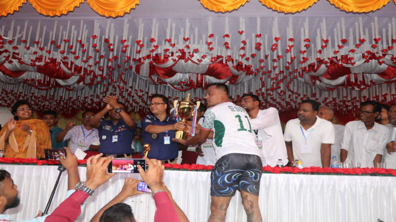 মাগুরায় পুলিশ সুপার কাপ ফুটবল-২০২৬: খেলা উপভোগ ও প...