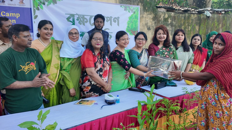 রাবির হরিজন পল্লীতে গর্ভবতী মায়েদের পাশে মহিলা ক্ল...