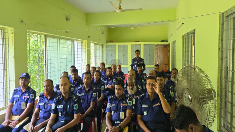 লালপুর থানায় কিট প্যারেড, কল্যাণ ও অপরাধ সভাশৃঙ্খ...