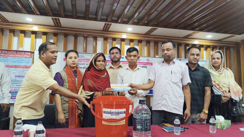 আলীকদমে বন্যাদুর্গত ৩৫৫ পরিবার পেল নগদ সহায়তা ও স্...