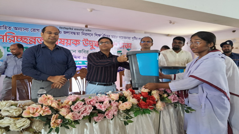শিক্ষার্থীদের লেখাপড়ার পাশাপাশি পরিচ্ছন্নতার চর্চা...