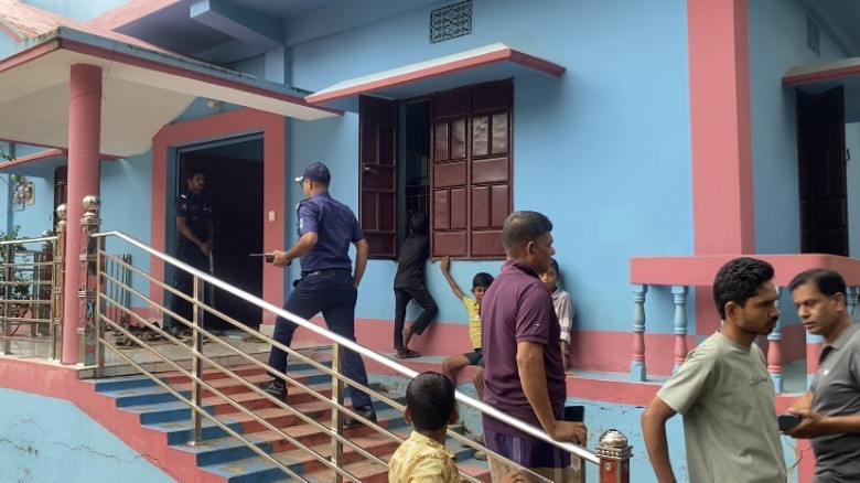 পেকুয়ায় প্রবাসীর বাড়িতে ৪০ মিনিটের দুর্ধর্ষ ডাক...