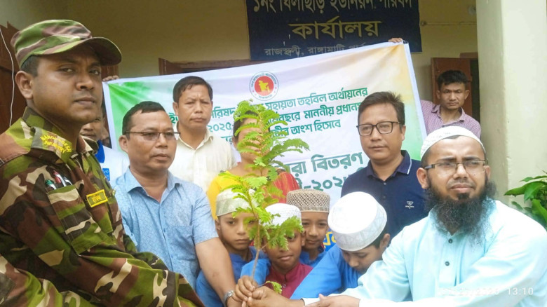 রাজস্থলীতে ঘিলাছড়ি ইউনিয়নের  পরিবারের মাঝে ঔষধী ও ...