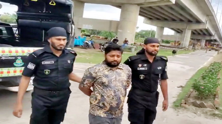 গোপালগঞ্জে ৪ হাজার  পিচ ইয়াবাসহ মাদক ব্যবসায়ী গ্রে...