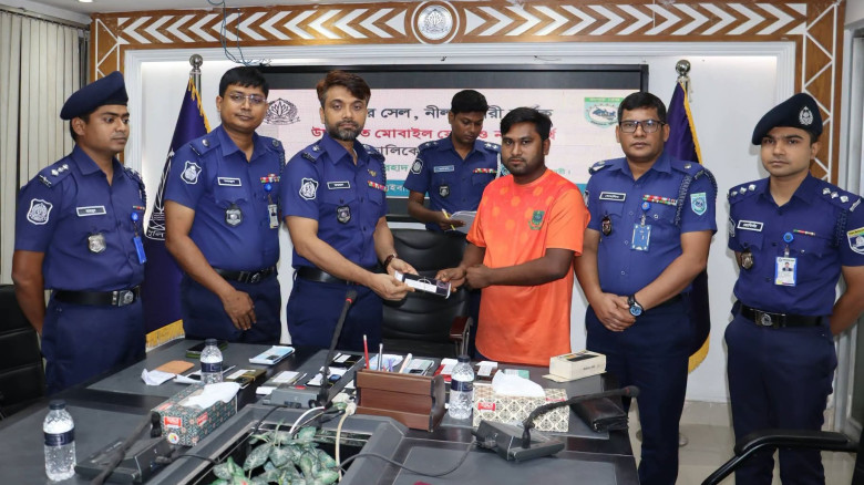 উদ্ধারকৃত ২০টি ফোন ফিরিয়ে দিলেন নীলফামারীর এসপি...