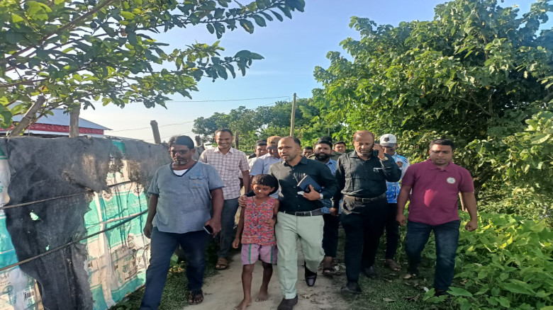 পায়ে হেঁটে মগড়া নদীর ভাঙন কবলিত এলাকায় ইউএনও...