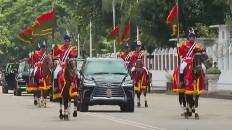 বঙ্গবভনে ভারপ্রাপ্ত রাষ্ট্রপতিকে গার্ড অব অনার প্র...
