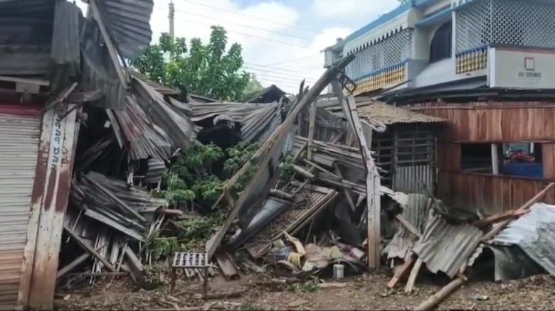 ঝিনাইদহের কালীগঞ্জে ঝোড়ো বৃষ্টিতে গাছের ডাল ভেঙে দ...