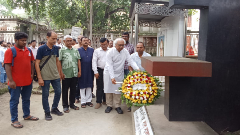 দেশে আজ চরম সংকট, চলমান অর্থনীতি ভেঙে পড়েছে...