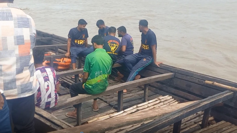 রাজশাহীর পদ্মায় নৌকাডুবিতে বাবা-ছেলে নিখোঁজ, উদ্ধা...