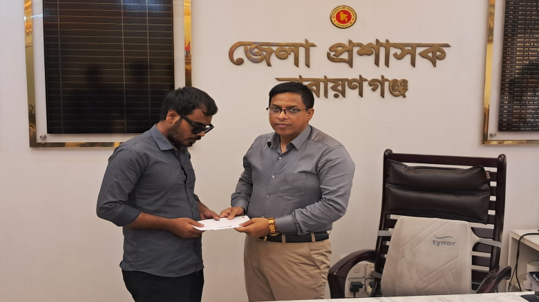 দৃষ্টি প্রতিবন্ধী শিক্ষার্থীকে আর্থিক সহায়তা দিলেন...
