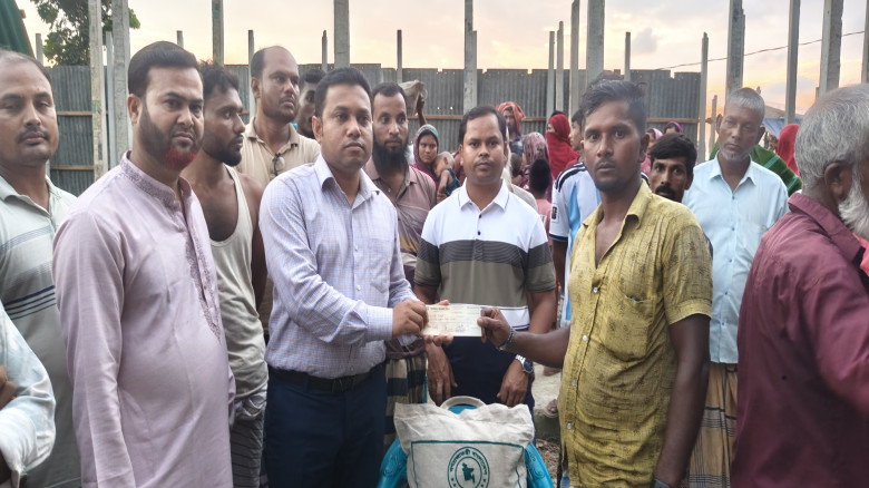 ভাঙ্গনে  ক্ষতিগ্রস্ত পরিবারের মাঝে  শুকনো খাবারসহ ...