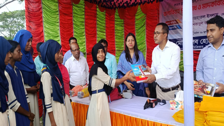 বাল্যবিবাহ- মাদককে না বলতে পদ্মার দুর্গম চরে শিক্ষ...
