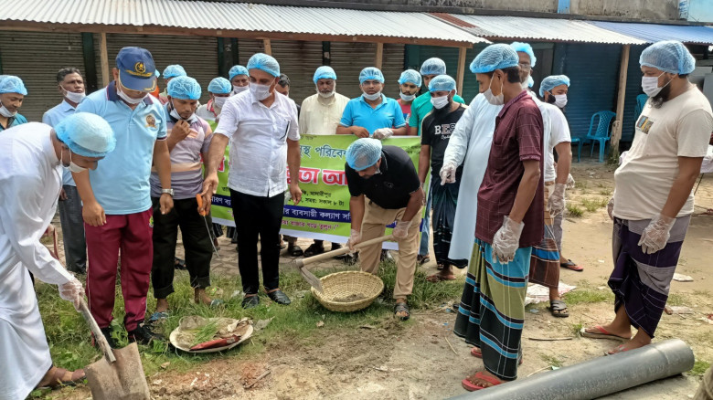 মাদারীপুরের ঐতিহ্যবাহী টুবিয়া বাজারে ‘বিশেষ পরিচ্...