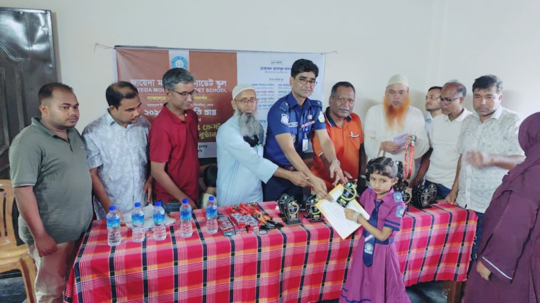 জায়েদা মডেল স্কুলে বৃত্তির পুরস্কার বিতরণ করেন রাশ...