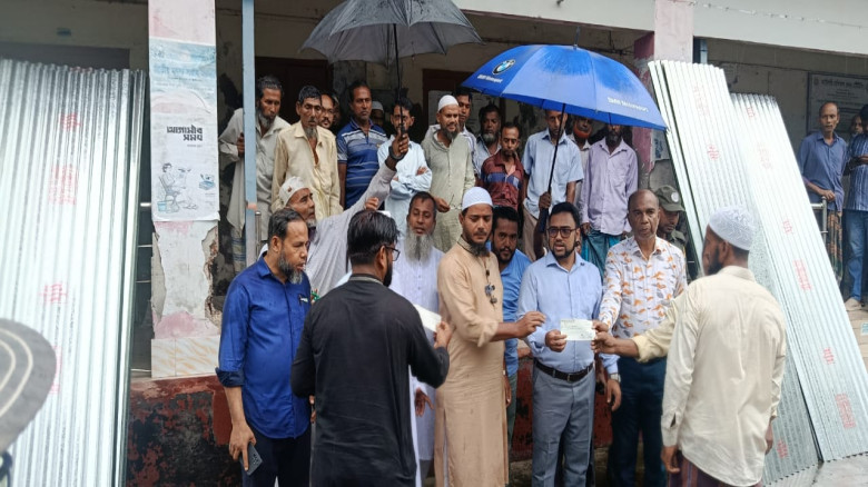 বাউফলে পাঁচ লাখ টাকার অনুদানের চেক ও টিন  বিতরণ কর...