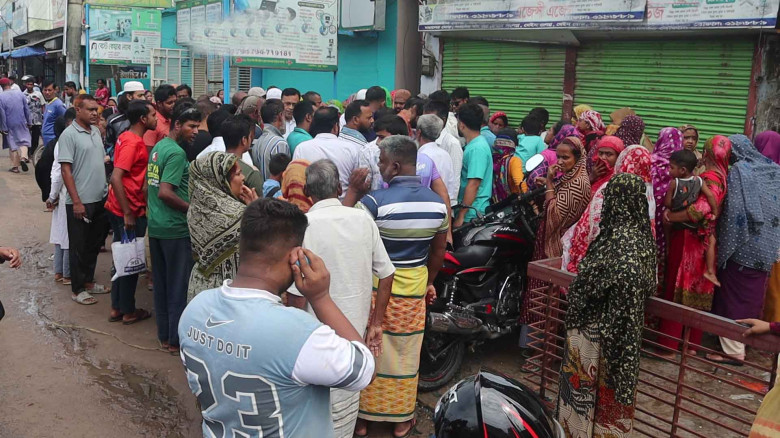 নওগাঁয় বিআরটিসি যাত্রীবাহী বাসের চাপায়  শিক্ষক নিহ...