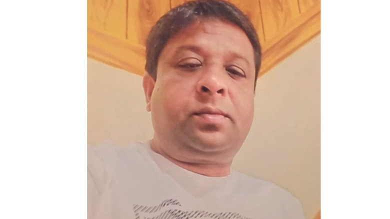হিলি সরকারি খাদ্য গুদামে অনিয়মের সংবাদ সংগ্রহ করতে...