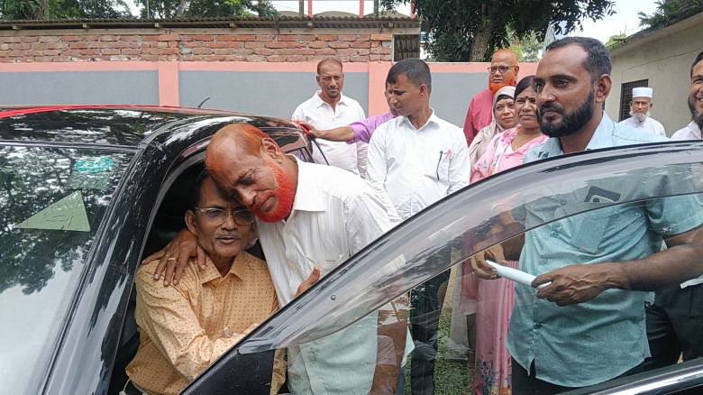 কালিয়ায় প্রধান শিক্ষক অমলেন্দু হীরাকে প্রাইভেটকারে...