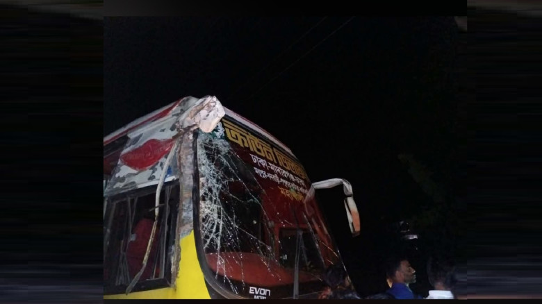 টাঙ্গাইলের মধুপুরে বাস-ট্রাক সংঘর্ষে নিহত ৩, আহত ২...
