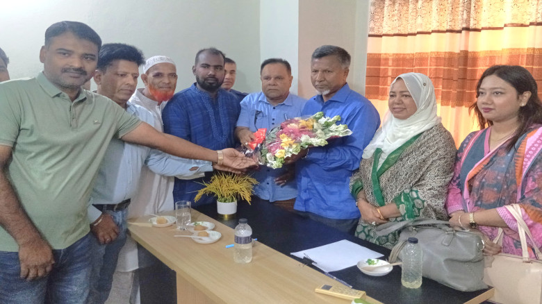 জনপ্রশাসন ও খাদ্য প্রতিমন্ত্রীর সঙ্গে জয়পুরহাট প্...