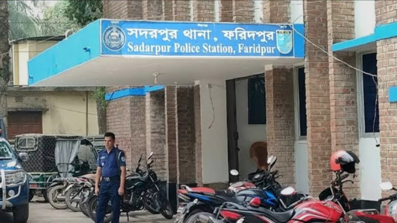 ফরিদপুরে গভীর রাতে বসতঘরের জানালা ভেঙে স্কুলছাত্রী...