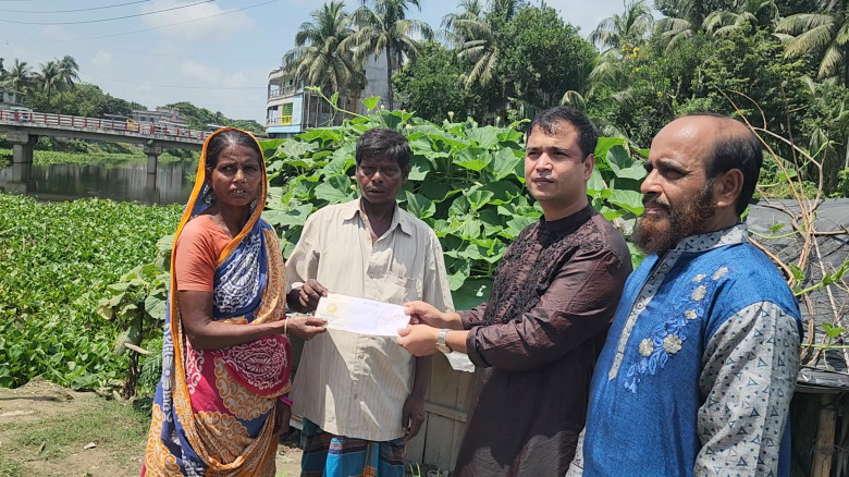 মণিরামপুরে খুপরিতে থাকা জোহরা দম্পত্তির পাশে দাঁড়া...